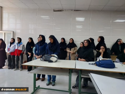 برگزاری آموزش تئوری اطفای حریق و نحوه کار با کپسول آتش‌نشانی به مناسبت هفته پدافند غیرعامل در دانشکده ملی مهارت دختران سمنان