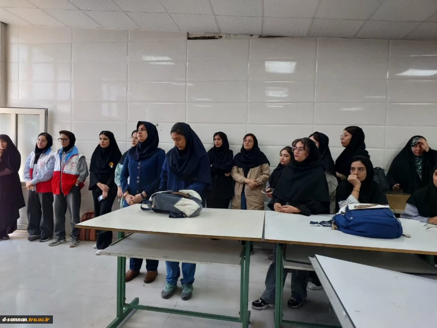 برگزاری آموزش تئوری اطفای حریق و نحوه کار با کپسول آتش‌نشانی به مناسبت هفته پدافند غیرعامل در دانشکده ملی مهارت دختران سمنان 2