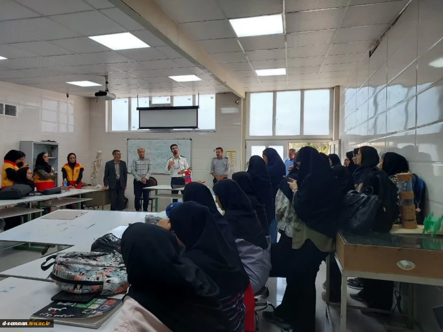 برگزاری آموزش تئوری اطفای حریق و نحوه کار با کپسول آتش‌نشانی به مناسبت هفته پدافند غیرعامل در دانشکده ملی مهارت دختران سمنان 3