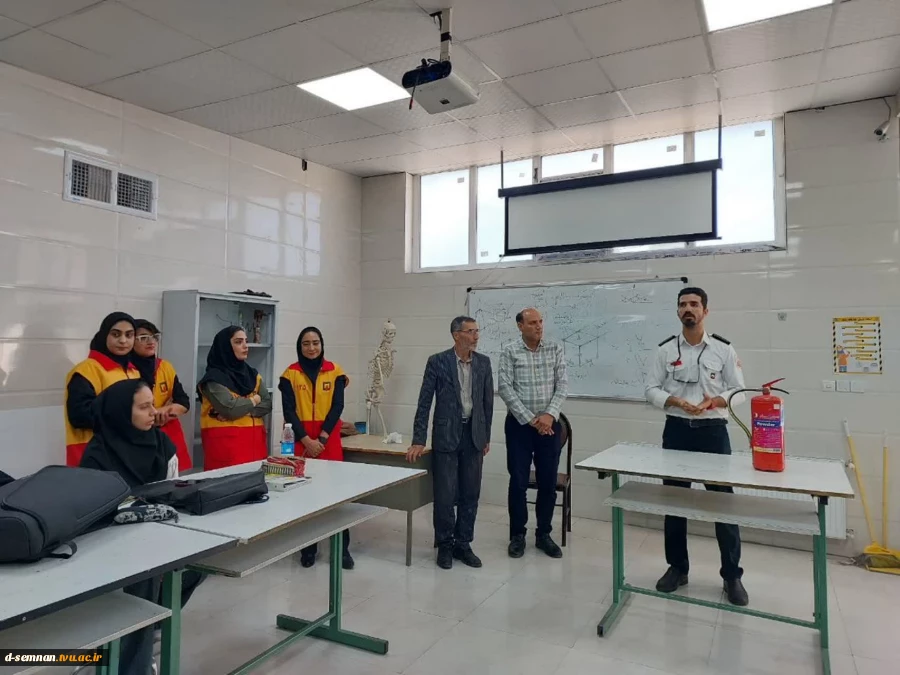 برگزاری آموزش تئوری اطفای حریق و نحوه کار با کپسول آتش‌نشانی به مناسبت هفته پدافند غیرعامل در دانشکده ملی مهارت دختران سمنان 4