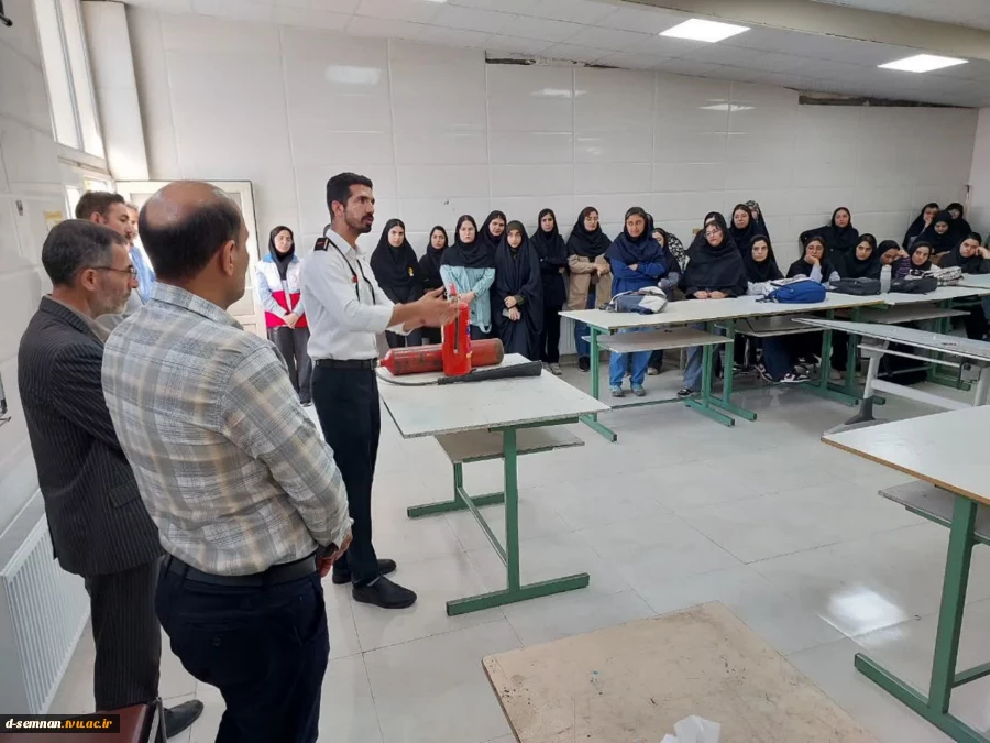 برگزاری آموزش تئوری اطفای حریق و نحوه کار با کپسول آتش‌نشانی به مناسبت هفته پدافند غیرعامل در دانشکده ملی مهارت دختران سمنان 5