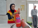 برگزاری آموزش تئوری اطفای حریق و نحوه کار با کپسول آتش‌نشانی به مناسبت هفته پدافند غیرعامل در دانشکده ملی مهارت دختران سمنان 6