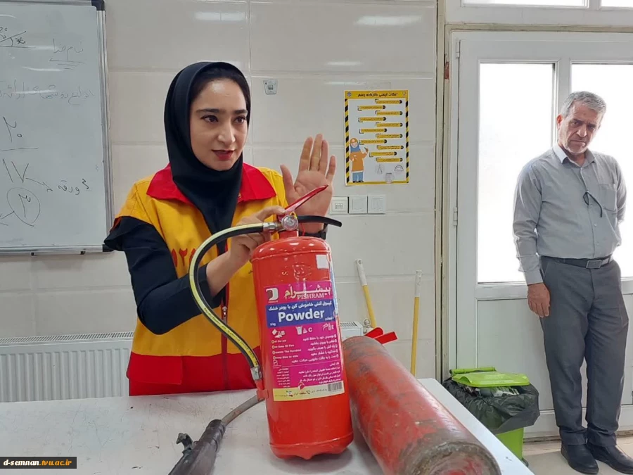 برگزاری آموزش تئوری اطفای حریق و نحوه کار با کپسول آتش‌نشانی به مناسبت هفته پدافند غیرعامل در دانشکده ملی مهارت دختران سمنان 6