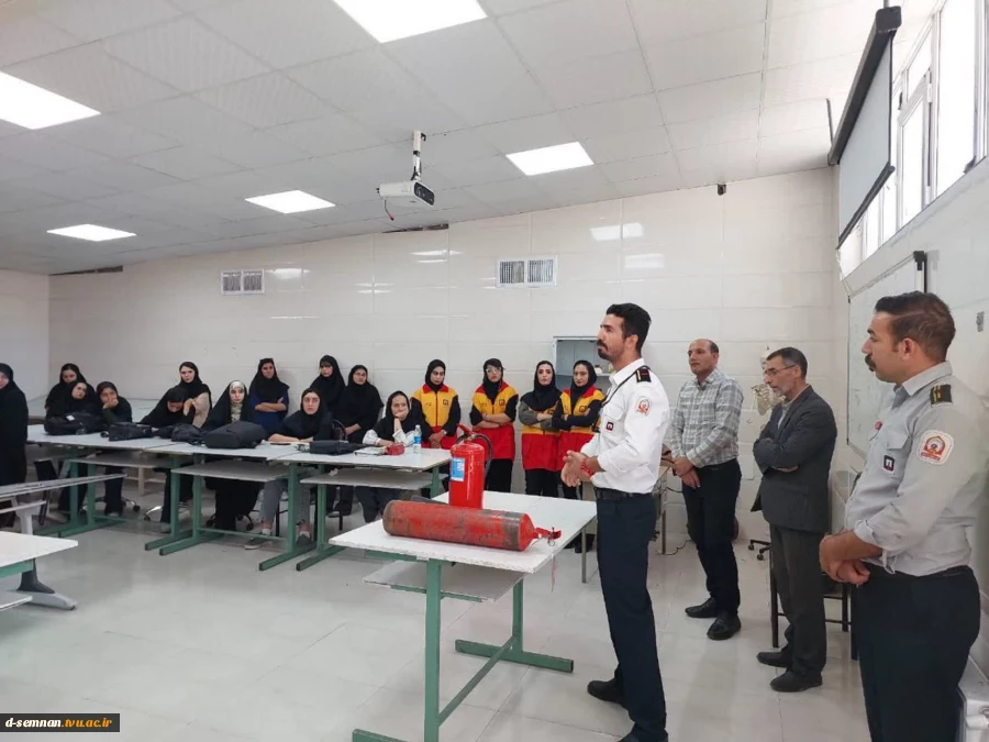 برگزاری آموزش تئوری اطفای حریق و نحوه کار با کپسول آتش‌نشانی به مناسبت هفته پدافند غیرعامل در دانشکده ملی مهارت دختران سمنان 7