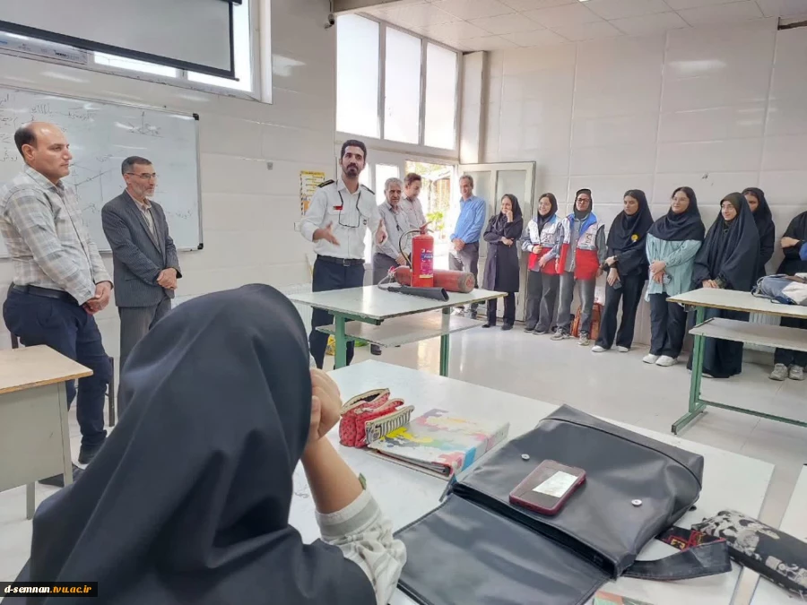 برگزاری آموزش تئوری اطفای حریق و نحوه کار با کپسول آتش‌نشانی به مناسبت هفته پدافند غیرعامل در دانشکده ملی مهارت دختران سمنان 8