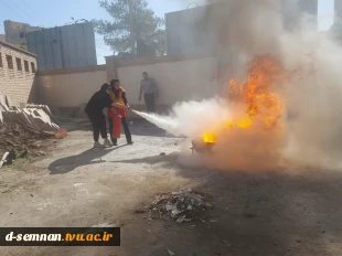 برگزاری آموزش عملی اطفای حریق و نحوه کار با کپسول آتش‌نشانی به مناسبت هفته پدافند غیرعامل در دانشکده ملی مهارت دختران سمنان
 2