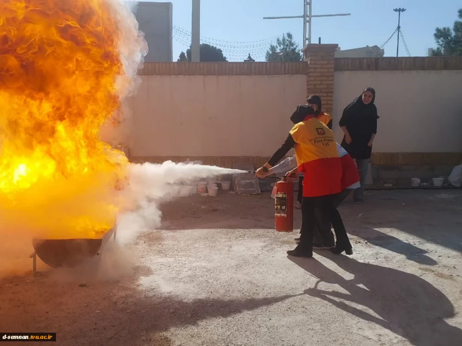 برگزاری آموزش عملی اطفای حریق و نحوه کار با کپسول آتش‌نشانی به مناسبت هفته پدافند غیرعامل در دانشکده ملی مهارت دختران سمنان
 3
