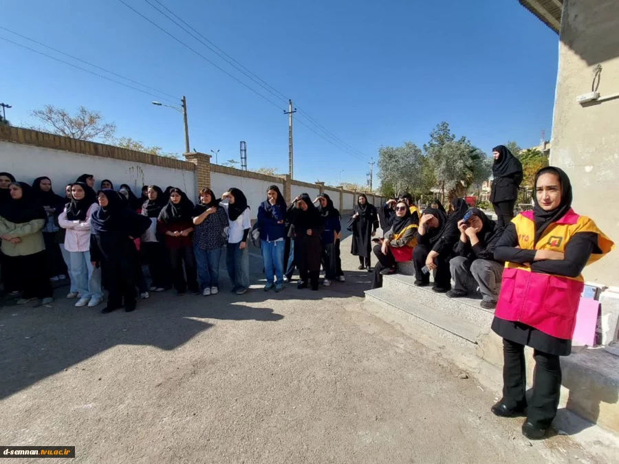 برگزاری آموزش عملی اطفای حریق و نحوه کار با کپسول آتش‌نشانی به مناسبت هفته پدافند غیرعامل در دانشکده ملی مهارت دختران سمنان
 4