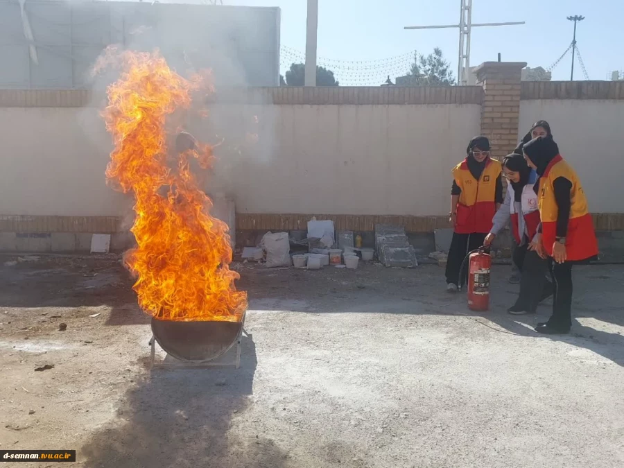 برگزاری آموزش عملی اطفای حریق و نحوه کار با کپسول آتش‌نشانی به مناسبت هفته پدافند غیرعامل در دانشکده ملی مهارت دختران سمنان
 5