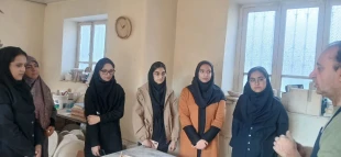 به مناسبت هفته پژوهش، جمعی از دانشجویان رشته معماری دانشکده ملی مهارت دختران سمنان از کارگاه کاشی‌سازی و ساخت خشت استاد عمید بازدید کردند. 2
