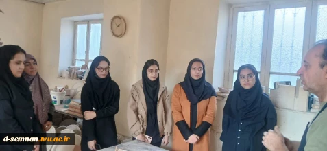 به مناسبت هفته پژوهش، جمعی از دانشجویان رشته معماری دانشکده ملی مهارت دختران سمنان از کارگاه کاشی‌سازی و ساخت خشت استاد عمید بازدید کردند.